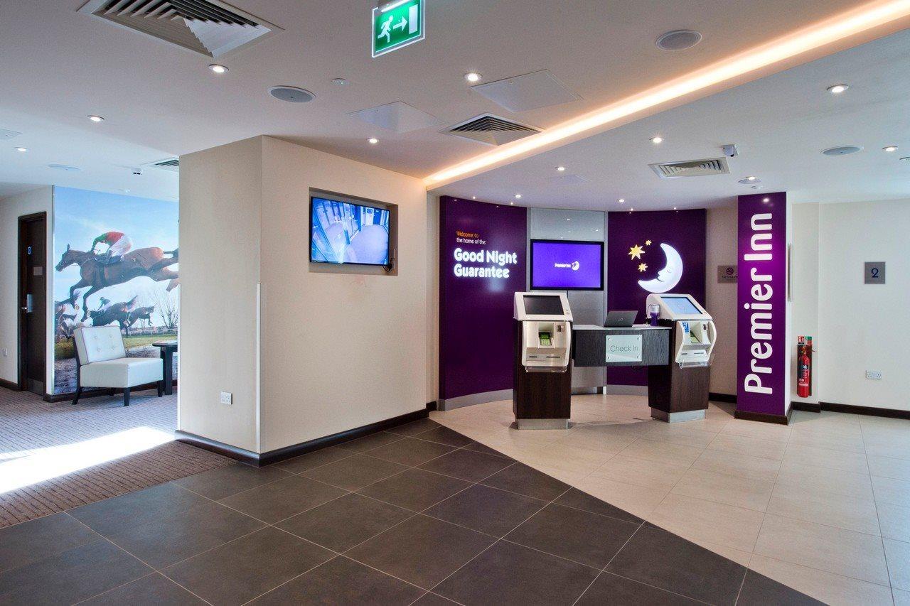 Premier Inn Cheltenham Town Centre Exterior foto