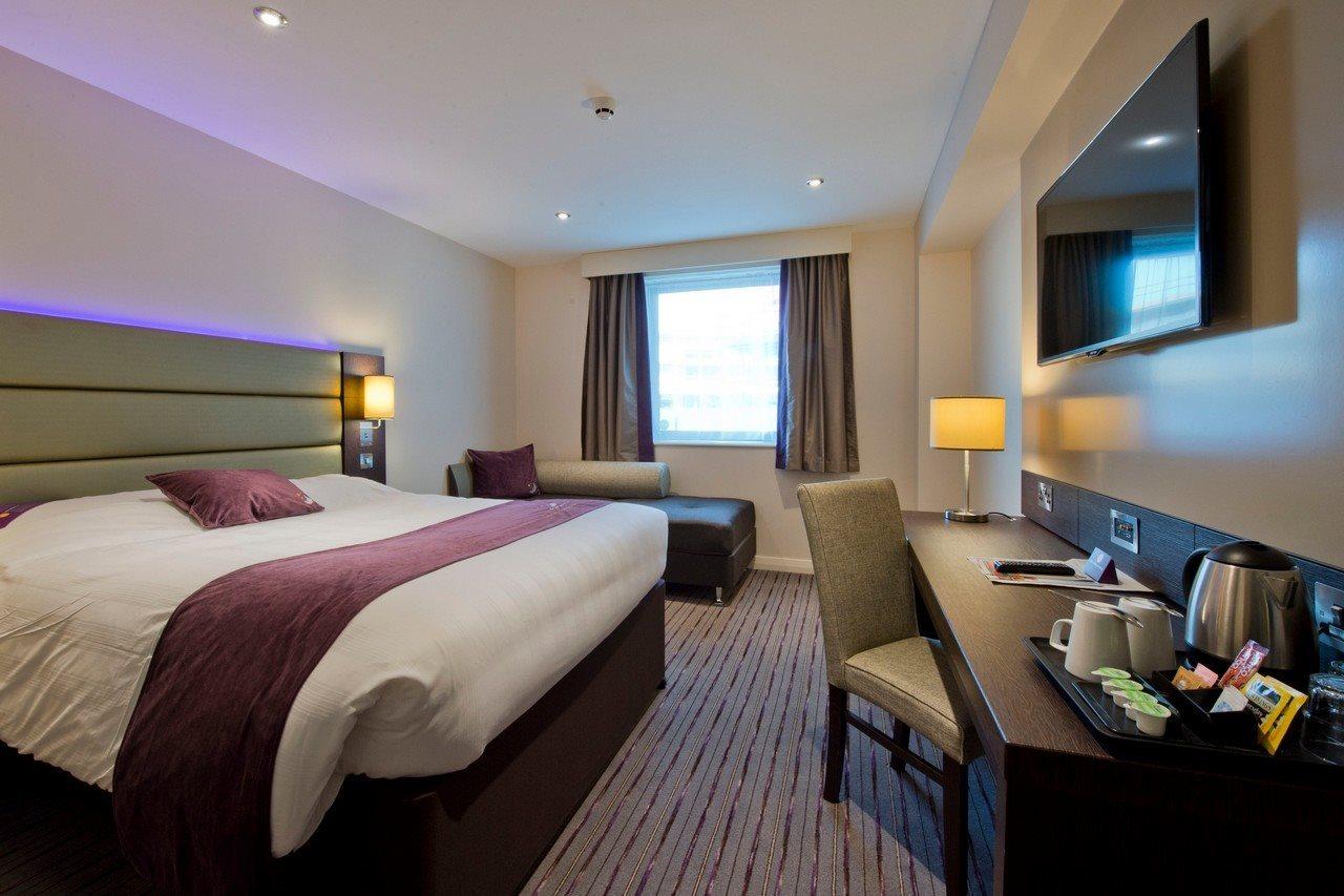 Premier Inn Cheltenham Town Centre Exterior foto